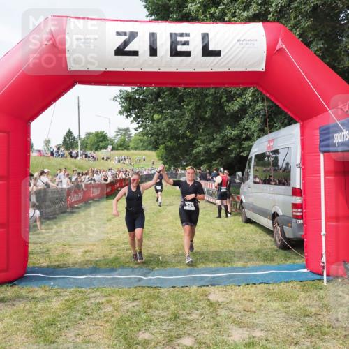21.06.2025 - 27. Vierlanden-Triathlon MichiJ http://msf.ph/oto/8000929 15.06.2026 11:25:19 Ziel 325, 545, 587 meine-sportfotos.de