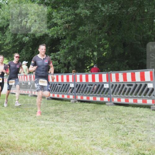 21.06.2025 - 27. Vierlanden-Triathlon KatJ http://msf.ph/oto/8000934 15.06.2025 12:54:30 Ziel 999, 1001, 1003 meine-sportfotos.de