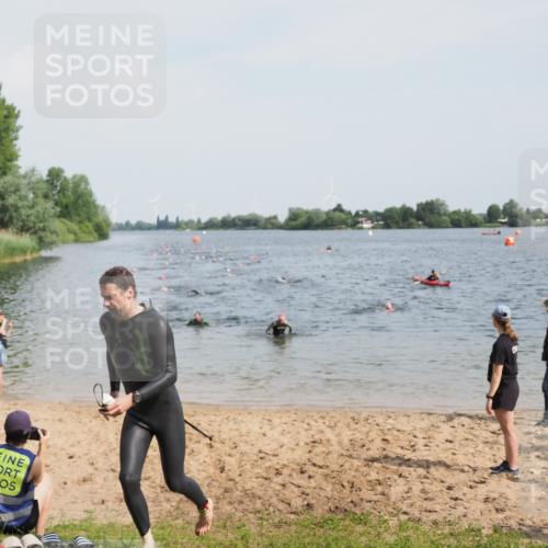 21.06.2025 - 27. Vierlanden-Triathlon MichiJ http://msf.ph/oto/8000940 15.06.2026 10:04:00 Schwimmen 415, 427, 1398 meine-sportfotos.de