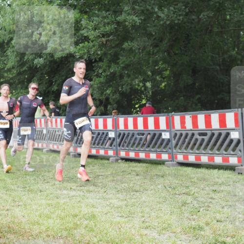 21.06.2025 - 27. Vierlanden-Triathlon KatJ http://msf.ph/oto/8000944 15.06.2025 12:54:30 Ziel 999, 1001, 1003 meine-sportfotos.de