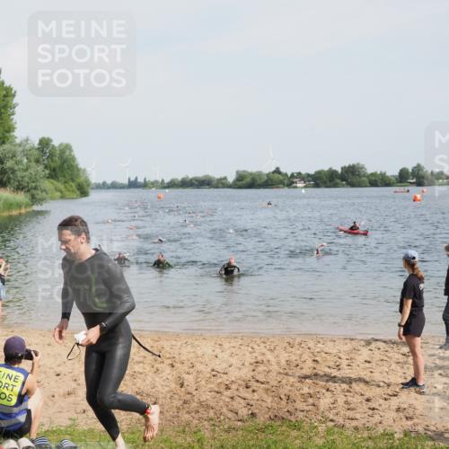 21.06.2025 - 27. Vierlanden-Triathlon MichiJ http://msf.ph/oto/8000958 15.06.2026 10:04:00 Schwimmen 415, 427, 1398 meine-sportfotos.de