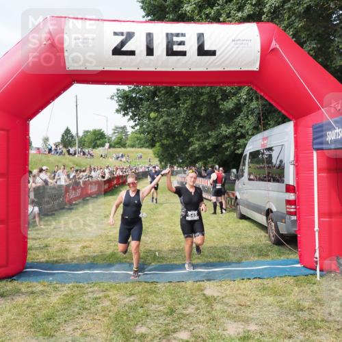21.06.2025 - 27. Vierlanden-Triathlon MichiJ http://msf.ph/oto/8000959 15.06.2026 11:25:19 Ziel 325, 545, 587 meine-sportfotos.de