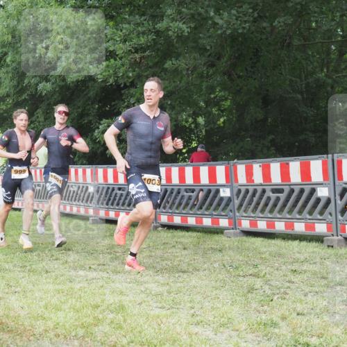 21.06.2025 - 27. Vierlanden-Triathlon KatJ http://msf.ph/oto/8000974 15.06.2025 12:54:30 Ziel 999, 1001, 1003 meine-sportfotos.de