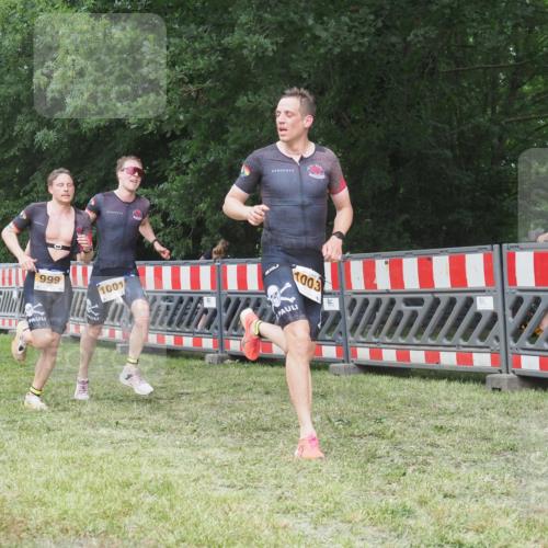 21.06.2025 - 27. Vierlanden-Triathlon KatJ http://msf.ph/oto/8000992 15.06.2025 12:54:30 Ziel 999, 1001, 1003 meine-sportfotos.de