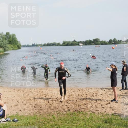 21.06.2025 - 27. Vierlanden-Triathlon MichiJ http://msf.ph/oto/8000994 15.06.2026 10:04:11 Schwimmen 411, 416, 453, 464 meine-sportfotos.de