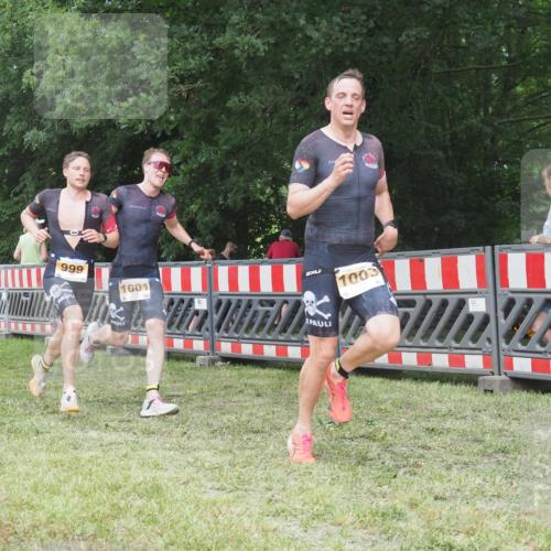 21.06.2025 - 27. Vierlanden-Triathlon KatJ http://msf.ph/oto/8001008 15.06.2025 12:54:30 Ziel 999, 1001, 1003 meine-sportfotos.de