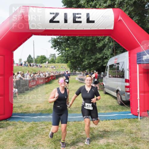 21.06.2025 - 27. Vierlanden-Triathlon MichiJ http://msf.ph/oto/8001015 15.06.2026 11:25:20 Ziel 325, 545, 587 meine-sportfotos.de