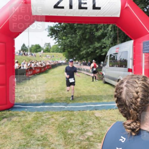 21.06.2025 - 27. Vierlanden-Triathlon MichiJ http://msf.ph/oto/8001030 15.06.2026 11:25:22 Ziel 325, 545, 587 meine-sportfotos.de