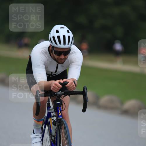 21.06.2025 - 27. Vierlanden-Triathlon H.Heesch http://msf.ph/oto/8001033 15.06.2025 12:37:38 Radfahren 745 meine-sportfotos.de