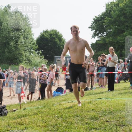 15.06.2025 - 27. Vierlanden-Triathlon KatJ http://msf.ph/oto/8001035 15.06.2025 09:57:25 Schwimmen 293, 296, 324, 343 meine-sportfotos.de