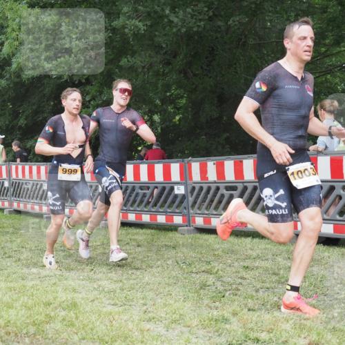 21.06.2025 - 27. Vierlanden-Triathlon KatJ http://msf.ph/oto/8001037 15.06.2025 12:54:31 Ziel 999, 1001, 1003 meine-sportfotos.de