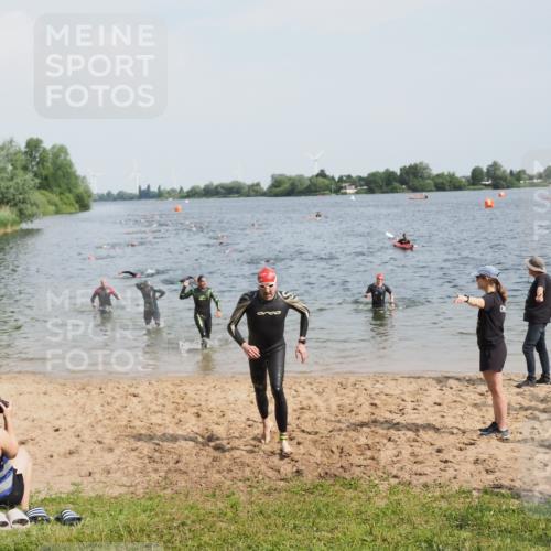 21.06.2025 - 27. Vierlanden-Triathlon MichiJ http://msf.ph/oto/8001039 15.06.2026 10:04:11 Schwimmen 411, 416, 453, 464 meine-sportfotos.de