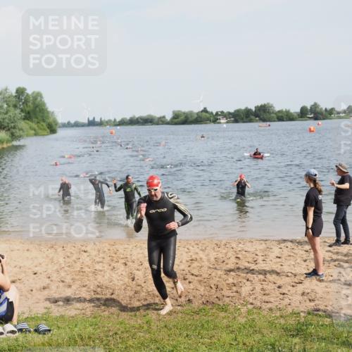 21.06.2025 - 27. Vierlanden-Triathlon MichiJ http://msf.ph/oto/8001049 15.06.2026 10:04:12 Schwimmen 411, 416, 453, 464 meine-sportfotos.de