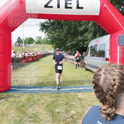21.06.2025 - 27. Vierlanden-Triathlon MichiJ http://msf.ph/oto/8001053 15.06.2026 11:25:22 Ziel 325, 545, 587 meine-sportfotos.de