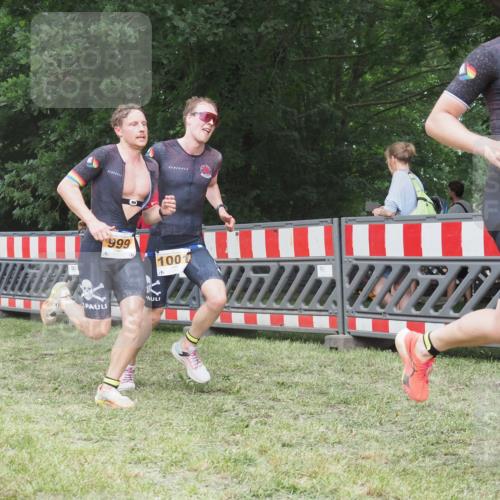 21.06.2025 - 27. Vierlanden-Triathlon KatJ http://msf.ph/oto/8001062 15.06.2025 12:54:31 Ziel 999, 1001, 1003 meine-sportfotos.de