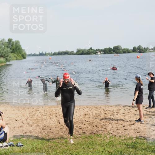 21.06.2025 - 27. Vierlanden-Triathlon MichiJ http://msf.ph/oto/8001073 15.06.2026 10:04:12 Schwimmen 411, 416, 453, 464 meine-sportfotos.de