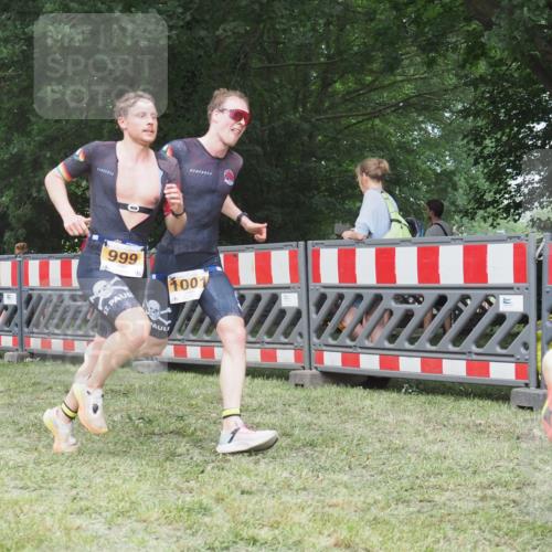 21.06.2025 - 27. Vierlanden-Triathlon KatJ http://msf.ph/oto/8001076 15.06.2025 12:54:31 Ziel 999, 1001, 1003 meine-sportfotos.de