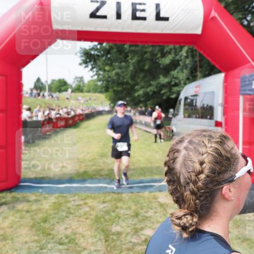 21.06.2025 - 27. Vierlanden-Triathlon MichiJ http://msf.ph/oto/8001077 15.06.2026 11:25:23 Ziel 325, 545, 587 meine-sportfotos.de
