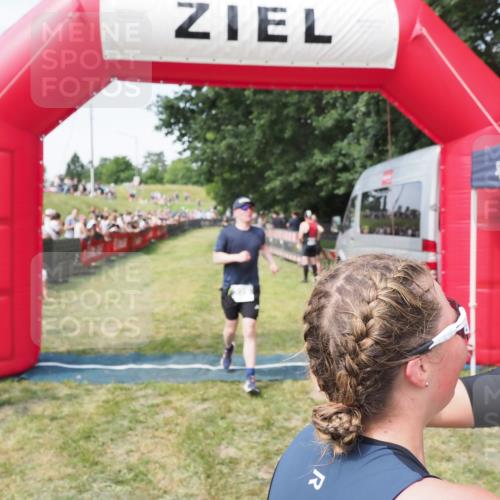 21.06.2025 - 27. Vierlanden-Triathlon MichiJ http://msf.ph/oto/8001084 15.06.2026 11:25:23 Ziel 325, 545, 587 meine-sportfotos.de