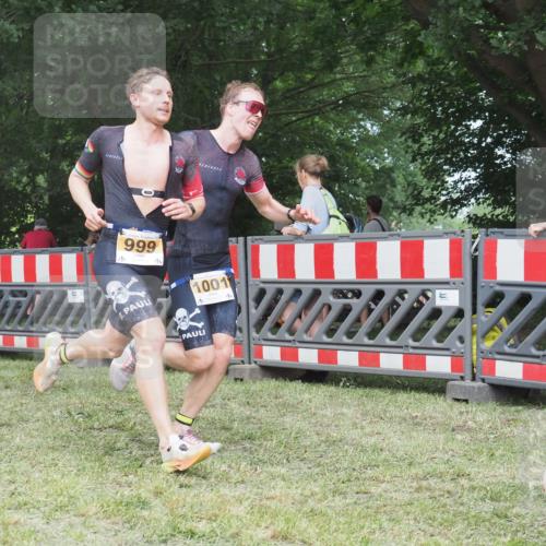 21.06.2025 - 27. Vierlanden-Triathlon KatJ http://msf.ph/oto/8001095 15.06.2025 12:54:31 Ziel 999, 1001, 1003 meine-sportfotos.de