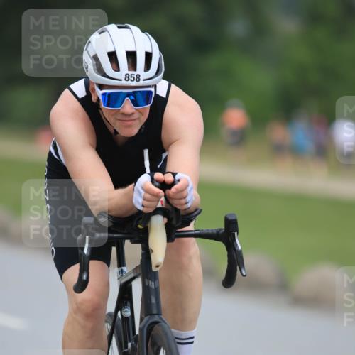 21.06.2025 - 27. Vierlanden-Triathlon H.Heesch http://msf.ph/oto/8001108 15.06.2025 12:37:57 Radfahren 858, 879, 954, 1021 meine-sportfotos.de