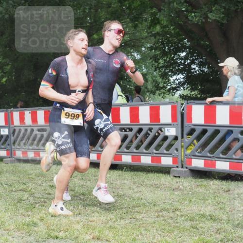 21.06.2025 - 27. Vierlanden-Triathlon KatJ http://msf.ph/oto/8001110 15.06.2025 12:54:31 Ziel 999, 1001, 1003 meine-sportfotos.de