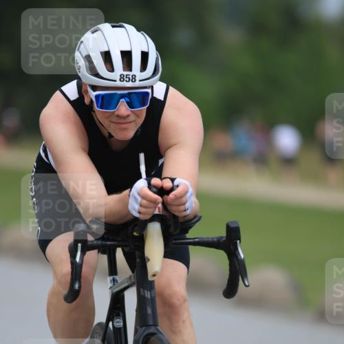 21.06.2025 - 27. Vierlanden-Triathlon H.Heesch http://msf.ph/oto/8001115 15.06.2025 12:37:57 Radfahren 858, 879, 954, 1021 meine-sportfotos.de