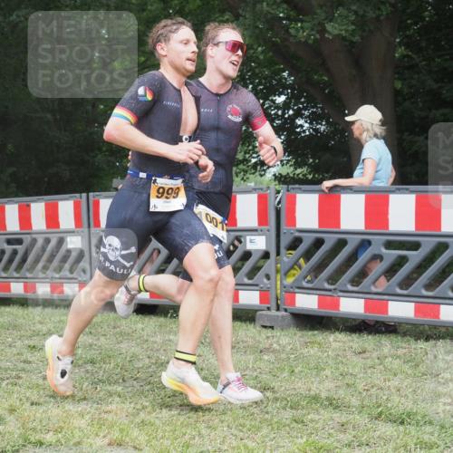 21.06.2025 - 27. Vierlanden-Triathlon KatJ http://msf.ph/oto/8001123 15.06.2025 12:54:31 Ziel 999, 1001, 1003 meine-sportfotos.de