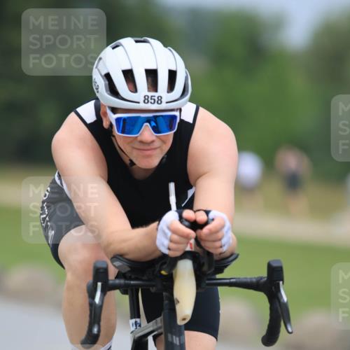 21.06.2025 - 27. Vierlanden-Triathlon H.Heesch http://msf.ph/oto/8001126 15.06.2025 12:37:57 Radfahren 858, 879, 954, 1021 meine-sportfotos.de