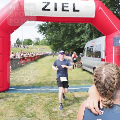 21.06.2025 - 27. Vierlanden-Triathlon MichiJ http://msf.ph/oto/8001135 15.06.2026 11:25:23 Ziel 325, 545, 587 meine-sportfotos.de