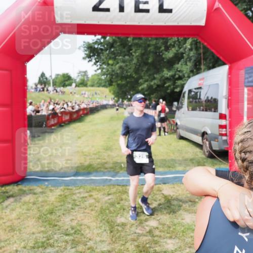 21.06.2025 - 27. Vierlanden-Triathlon MichiJ http://msf.ph/oto/8001150 15.06.2026 11:25:23 Ziel 325, 545, 587 meine-sportfotos.de