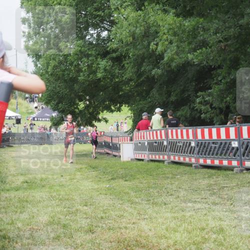 21.06.2025 - 27. Vierlanden-Triathlon KatJ http://msf.ph/oto/8001152 15.06.2025 12:54:51 Ziel 990 meine-sportfotos.de