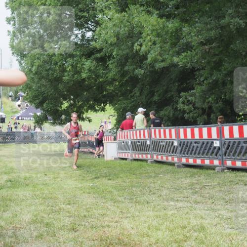 21.06.2025 - 27. Vierlanden-Triathlon KatJ http://msf.ph/oto/8001166 15.06.2025 12:54:52 Ziel 990 meine-sportfotos.de