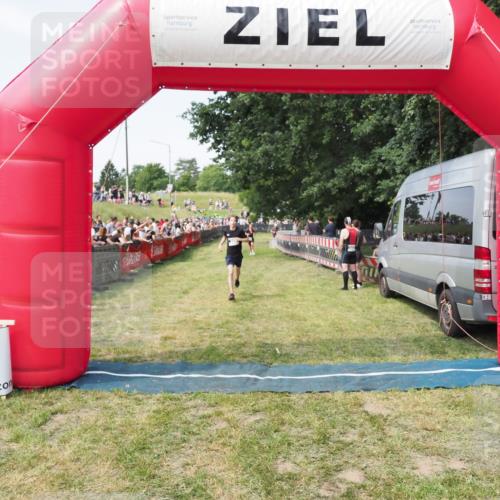 21.06.2025 - 27. Vierlanden-Triathlon MichiJ http://msf.ph/oto/8001178 15.06.2026 11:25:29 Ziel 269, 325 meine-sportfotos.de