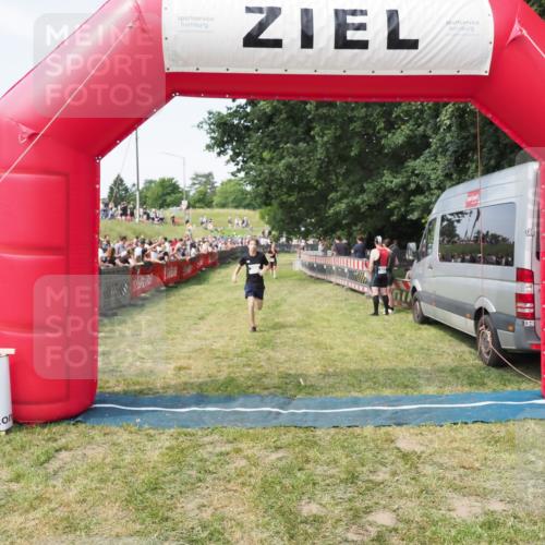 21.06.2025 - 27. Vierlanden-Triathlon MichiJ http://msf.ph/oto/8001184 15.06.2026 11:25:29 Ziel 269, 325 meine-sportfotos.de