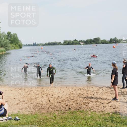 21.06.2025 - 27. Vierlanden-Triathlon MichiJ http://msf.ph/oto/8001185 15.06.2026 10:04:14 Schwimmen 411, 416, 453, 464 meine-sportfotos.de