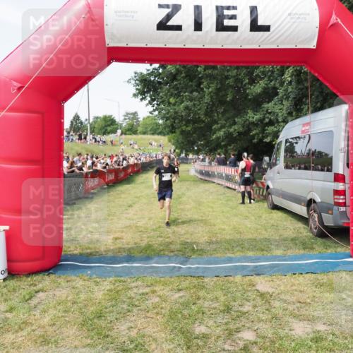 21.06.2025 - 27. Vierlanden-Triathlon MichiJ http://msf.ph/oto/8001204 15.06.2026 11:25:29 Ziel 269, 325 meine-sportfotos.de
