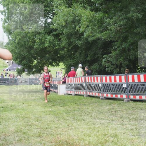 21.06.2025 - 27. Vierlanden-Triathlon KatJ http://msf.ph/oto/8001208 15.06.2025 12:54:52 Ziel 990 meine-sportfotos.de