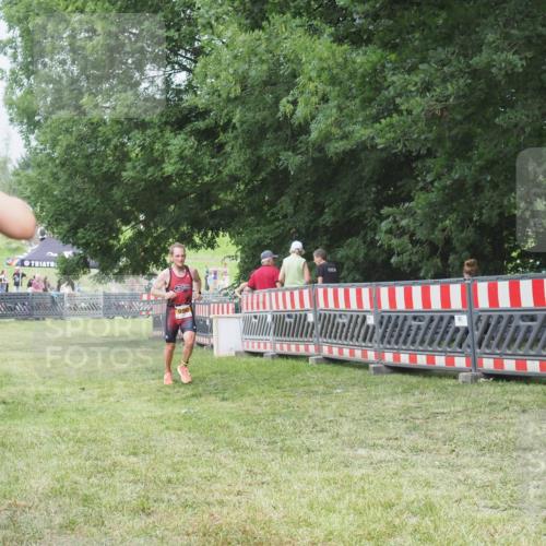 21.06.2025 - 27. Vierlanden-Triathlon KatJ http://msf.ph/oto/8001220 15.06.2025 12:54:52 Ziel 990 meine-sportfotos.de