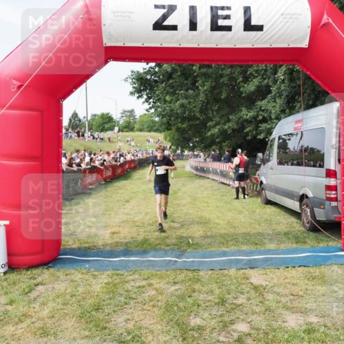 21.06.2025 - 27. Vierlanden-Triathlon MichiJ http://msf.ph/oto/8001221 15.06.2026 11:25:30 Ziel 269 meine-sportfotos.de