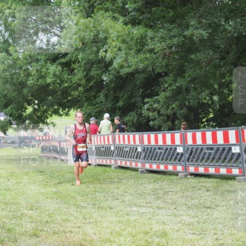 21.06.2025 - 27. Vierlanden-Triathlon KatJ http://msf.ph/oto/8001234 15.06.2025 12:54:53 Ziel 990 meine-sportfotos.de