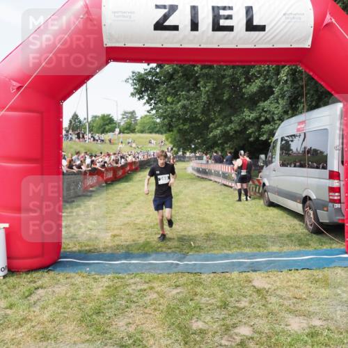 21.06.2025 - 27. Vierlanden-Triathlon MichiJ http://msf.ph/oto/8001235 15.06.2026 11:25:30 Ziel 269 meine-sportfotos.de