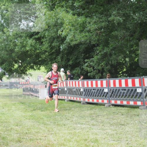 21.06.2025 - 27. Vierlanden-Triathlon KatJ http://msf.ph/oto/8001259 15.06.2025 12:54:53 Ziel 990 meine-sportfotos.de