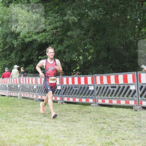 21.06.2025 - 27. Vierlanden-Triathlon KatJ http://msf.ph/oto/8001295 15.06.2025 12:54:54 Ziel 990 meine-sportfotos.de