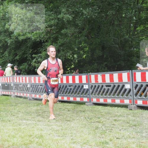 21.06.2025 - 27. Vierlanden-Triathlon KatJ http://msf.ph/oto/8001313 15.06.2025 12:54:54 Ziel 990 meine-sportfotos.de