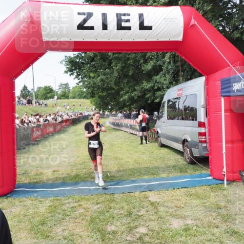 21.06.2025 - 27. Vierlanden-Triathlon MichiJ http://msf.ph/oto/8001318 15.06.2026 11:25:35 Ziel 269, 570 meine-sportfotos.de
