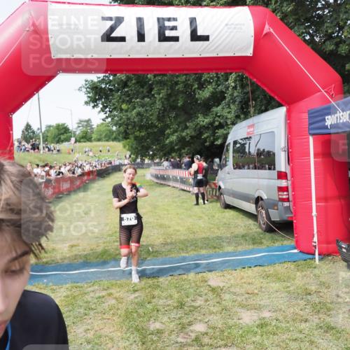 21.06.2025 - 27. Vierlanden-Triathlon MichiJ http://msf.ph/oto/8001328 15.06.2026 11:25:35 Ziel 269, 570 meine-sportfotos.de