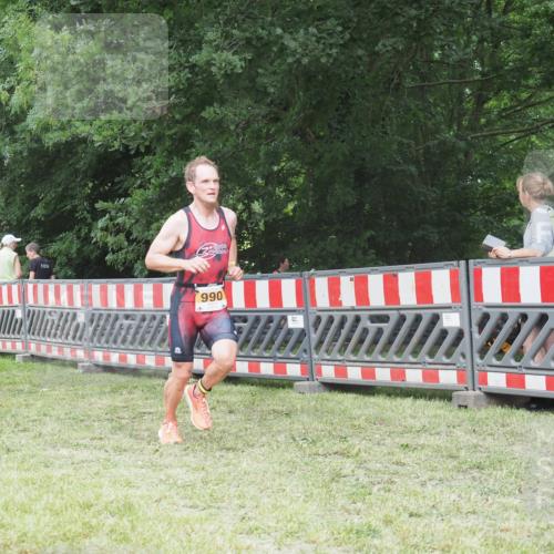 21.06.2025 - 27. Vierlanden-Triathlon KatJ http://msf.ph/oto/8001333 15.06.2025 12:54:55 Ziel 990 meine-sportfotos.de