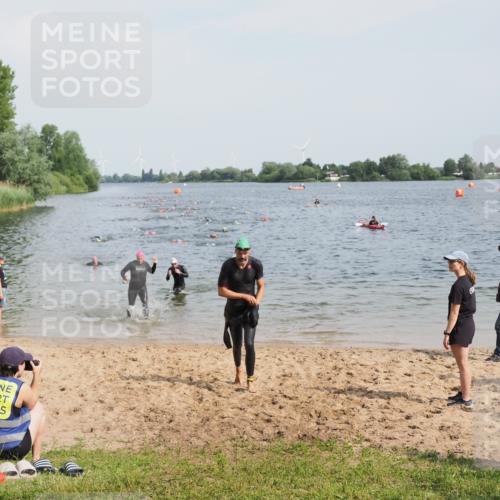 21.06.2025 - 27. Vierlanden-Triathlon MichiJ http://msf.ph/oto/8001341 15.06.2026 10:04:33 Schwimmen 404, 452 meine-sportfotos.de