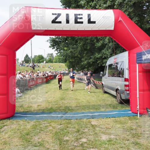 21.06.2025 - 27. Vierlanden-Triathlon MichiJ http://msf.ph/oto/8001345 15.06.2026 11:25:49 Ziel 622 meine-sportfotos.de